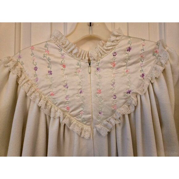 Vintage Womens Long Nightgown With Lace & Embroidery Detail - Picture 2 of 5